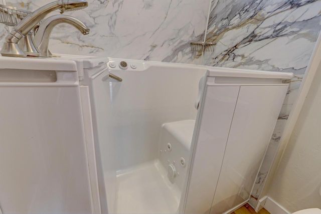 5010 W WOODS CREEK LANE, Appleton, WI 54913