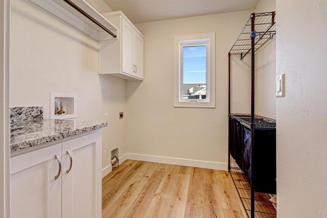 5010 W WOODS CREEK LANE, Appleton, WI 54913