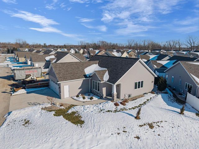 5010 W WOODS CREEK LANE, Appleton, WI 54913