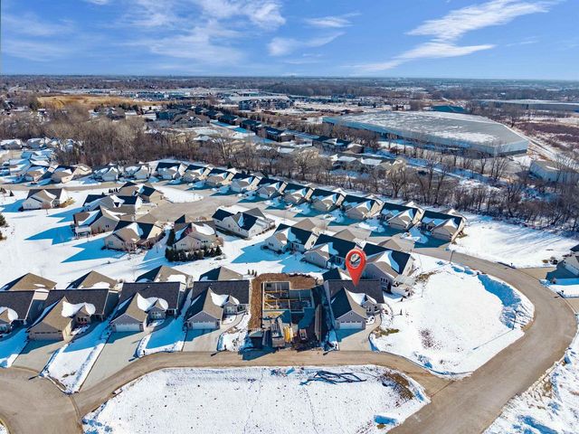 5010 W WOODS CREEK LANE, Appleton, WI 54913