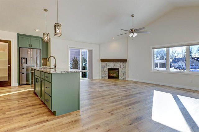 5010 W WOODS CREEK LANE, Appleton, WI 54913