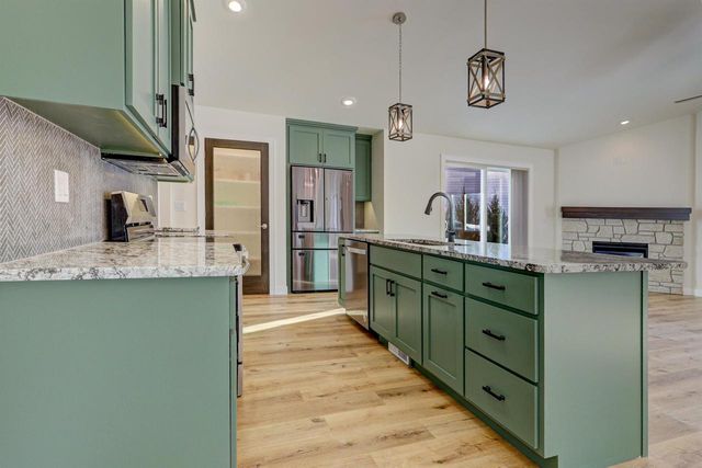 5010 W WOODS CREEK LANE, Appleton, WI 54913