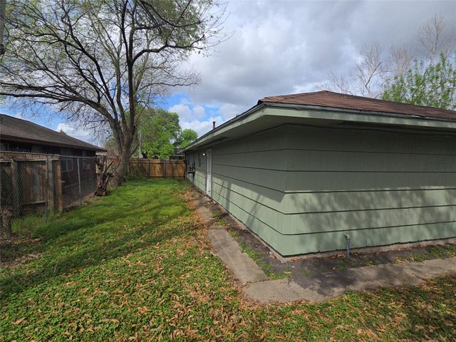 4203 Wuthering Heights Drive, Houston, TX 77045
