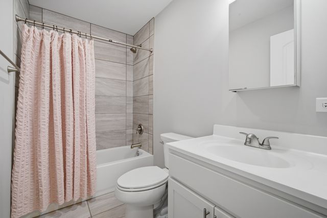 221 Stafford Drive, Mundelein, IL 60060