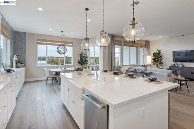 1276 Parkcrest Circle, Manteca, CA 95336