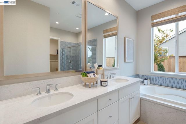 1276 Parkcrest Circle, Manteca, CA 95336