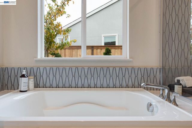 1276 Parkcrest Circle, Manteca, CA 95336