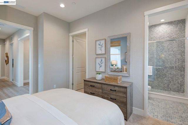 1276 Parkcrest Circle, Manteca, CA 95336