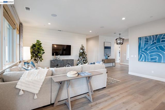 1276 Parkcrest Circle, Manteca, CA 95336