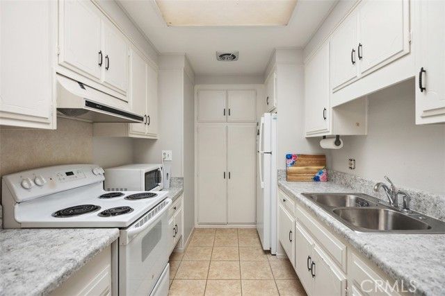 956 Calle Aragon C, Laguna Woods, CA 92637