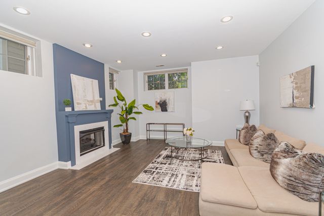 2043 W Saint Paul Avenue, Chicago, IL 60647