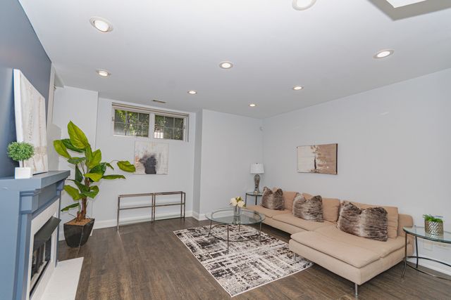 2043 W Saint Paul Avenue, Chicago, IL 60647