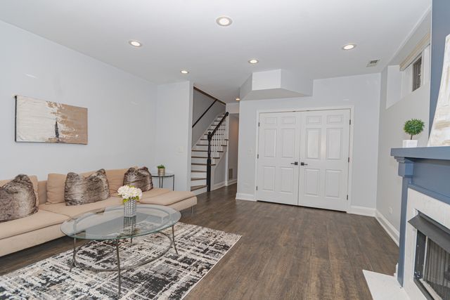 2043 W Saint Paul Avenue, Chicago, IL 60647