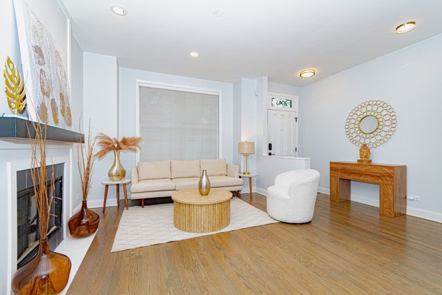 2043 W Saint Paul Avenue, Chicago, IL 60647