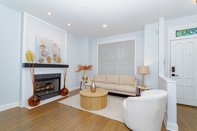 2043 W Saint Paul Avenue, Chicago, IL 60647