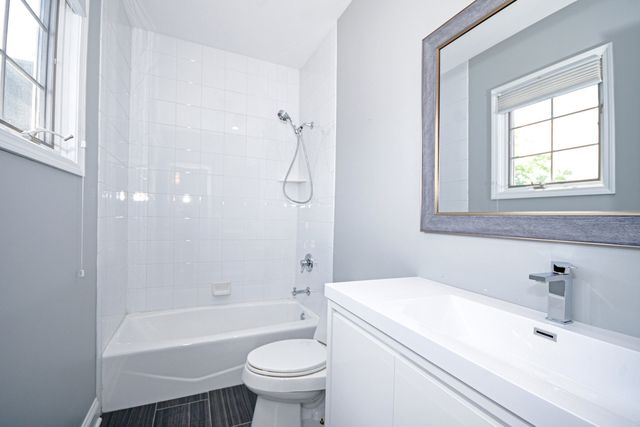 2043 W Saint Paul Avenue, Chicago, IL 60647