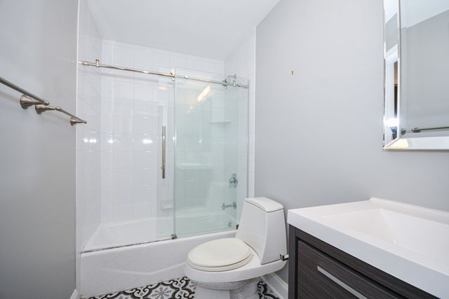 2043 W Saint Paul Avenue, Chicago, IL 60647