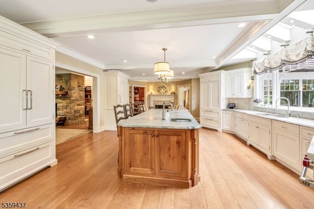 259 Indian Trail Dr, Franklin Lakes Boro, NJ 07417