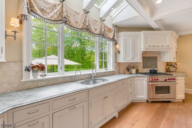 259 Indian Trail Dr, Franklin Lakes Boro, NJ 07417