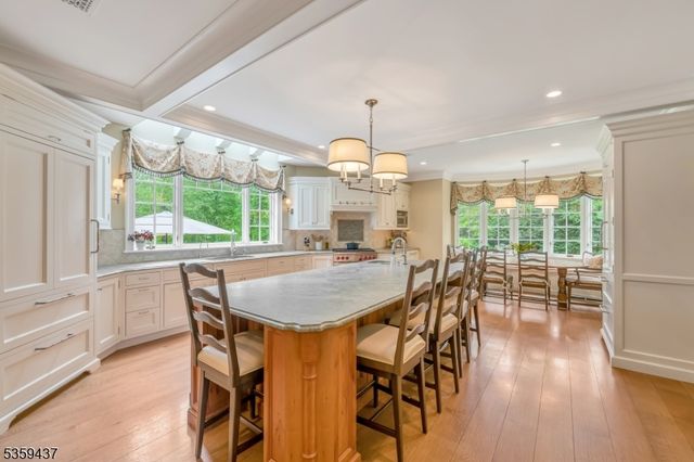 259 Indian Trail Dr, Franklin Lakes Boro, NJ 07417