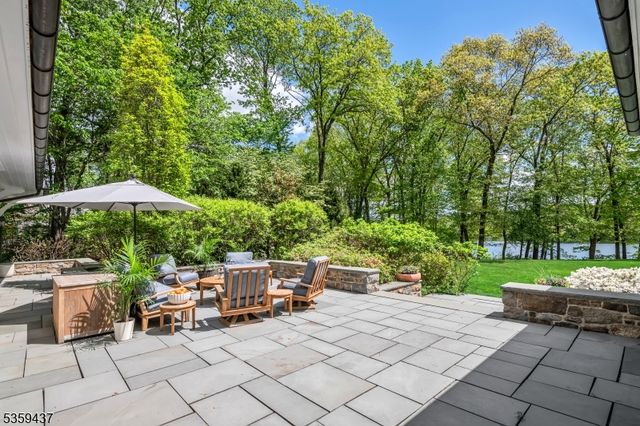 259 Indian Trail Dr, Franklin Lakes Boro, NJ 07417
