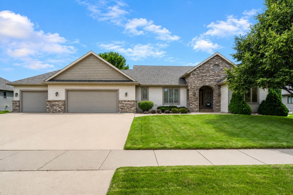 117 Grovebrook Drive, Mankato, MN 56001