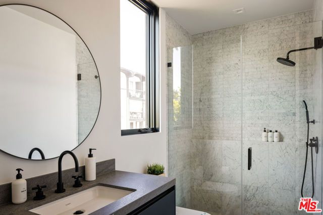 952 N Laurel Avenue, Los Angeles, CA 90046