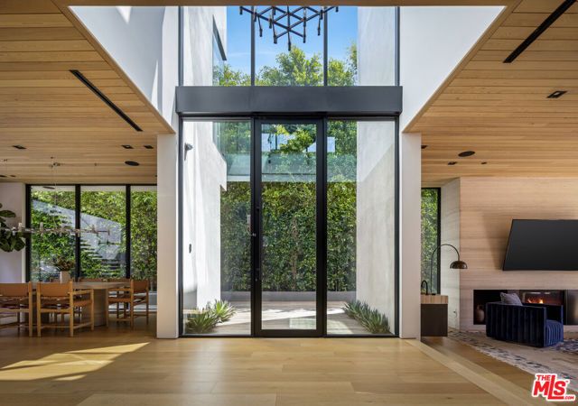 952 N Laurel Avenue, Los Angeles, CA 90046