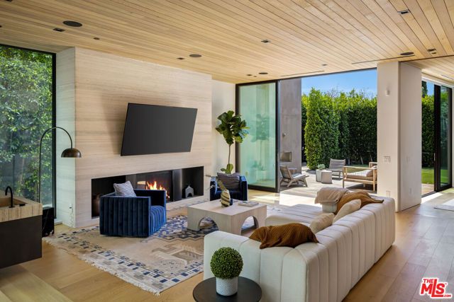 952 N Laurel Avenue, Los Angeles, CA 90046