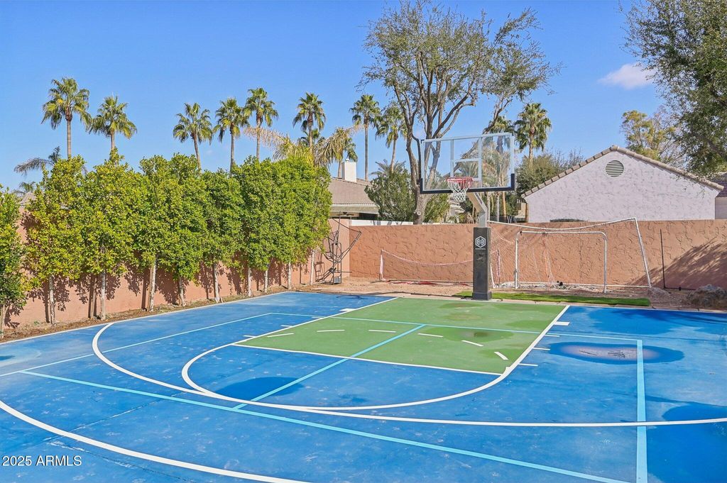 Image 12 of property listing at 351 N CLOVERFIELD Circle, Litchfield Park, AZ 85340