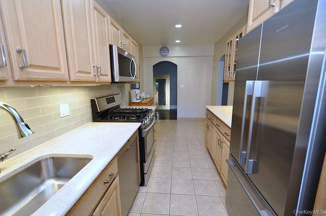 253 Garth Road 1T, Scarsdale, NY 10583