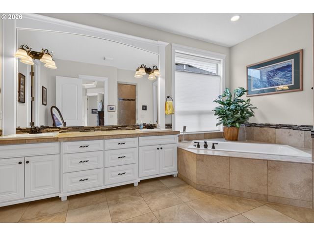 12577 Se VERLIE St, Happy Valley, OR 97086