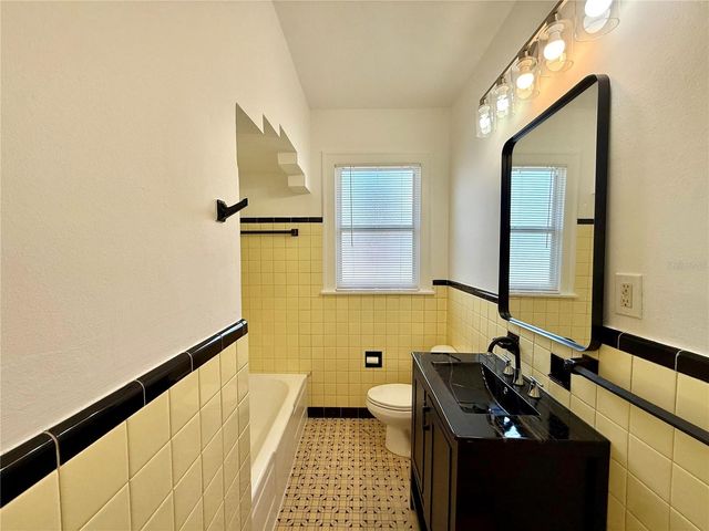 2323 W NORTH B STREET, Tampa, FL 33609