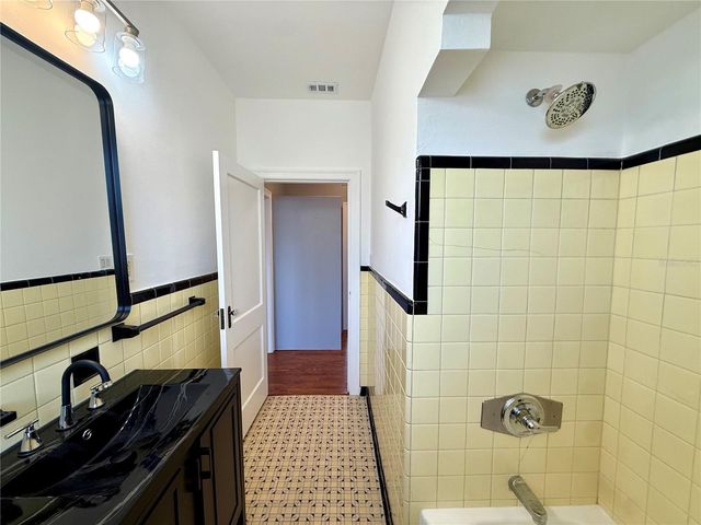 2323 W NORTH B STREET, Tampa, FL 33609