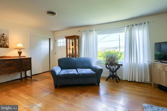 5640 CHAMBERS HILL RD, Harrisburg, PA 17111