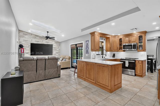 4225 NW 7th Pl, Deerfield Beach, FL 33442