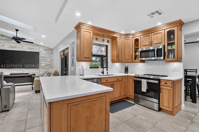 4225 NW 7th Pl, Deerfield Beach, FL 33442
