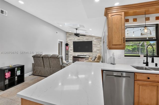 4225 NW 7th Pl, Deerfield Beach, FL 33442