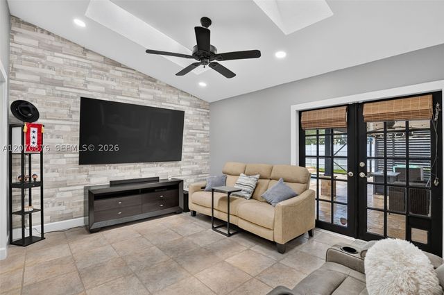 4225 NW 7th Pl, Deerfield Beach, FL 33442