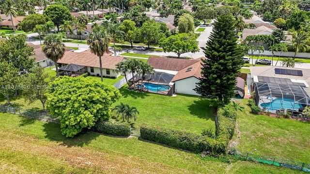 4225 NW 7th Pl, Deerfield Beach, FL 33442