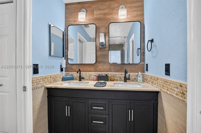 4225 NW 7th Pl, Deerfield Beach, FL 33442