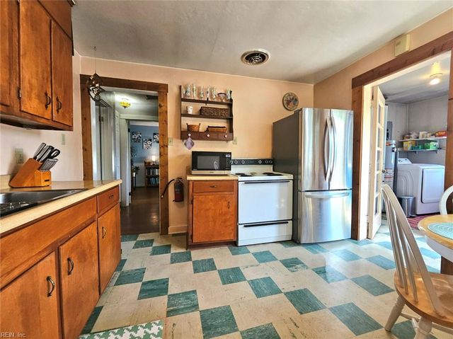215 N 6th ST, Hampton, VA 23664