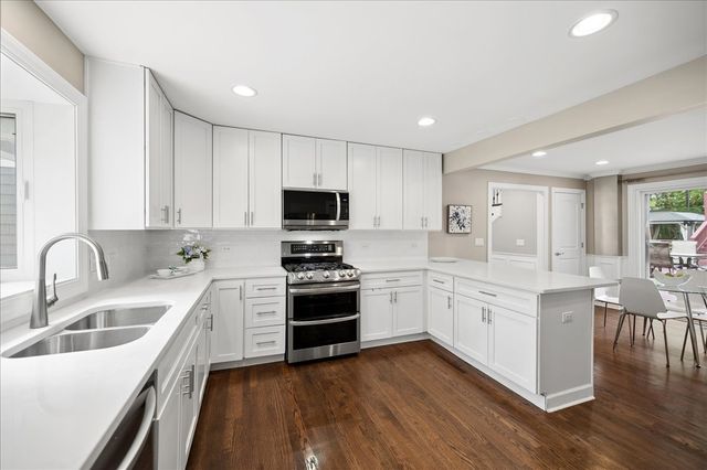586 Earl Drive, Northfield, IL 60093