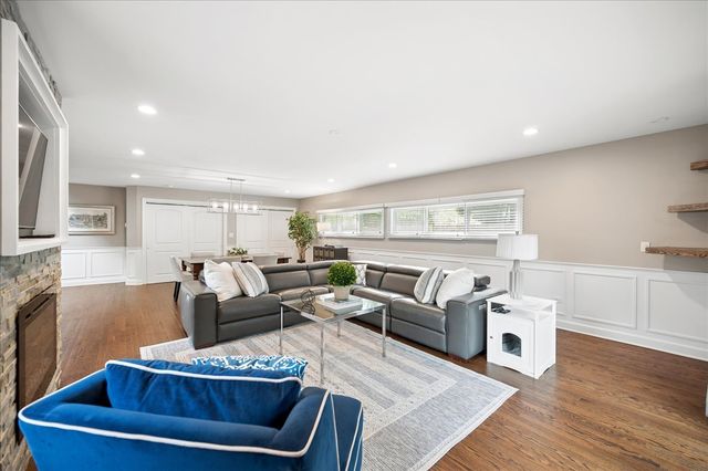 586 Earl Drive, Northfield, IL 60093