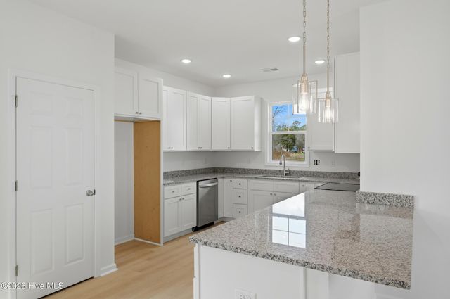 706 W Hayes Street, Burgaw, NC 28425