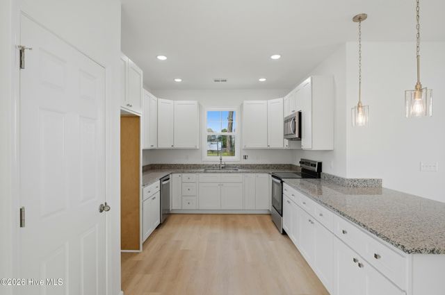 706 W Hayes Street, Burgaw, NC 28425