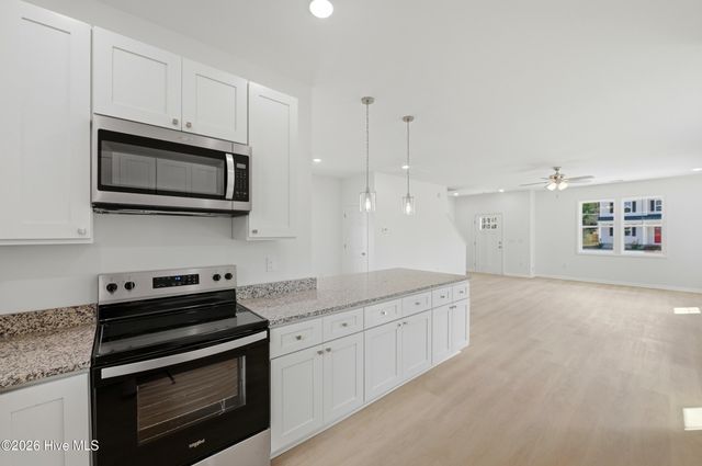 706 W Hayes Street, Burgaw, NC 28425