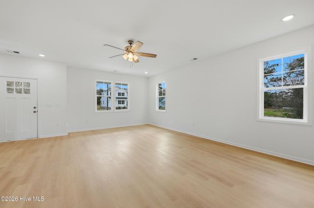 706 W Hayes Street, Burgaw, NC 28425