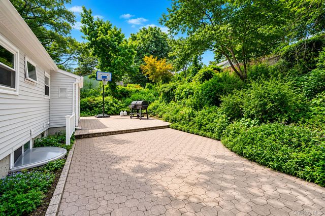 25 Rosedale Road, Sound Beach, NY 11789