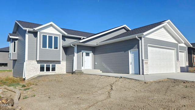3818 Platinum Street, Bismarck, ND 58503 property photo